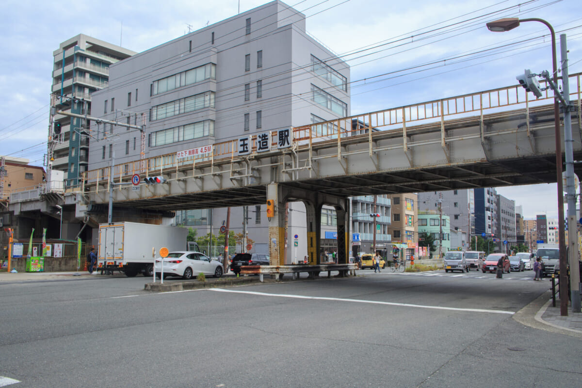 商業施設・飲食店・カフェが多い